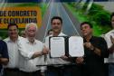 A logística do Sudoeste do Paraná vai ganhar um salto em qualidade nos próximos anos. O governador Carlos Massa Ratinho Junior iniciou nesta sexta-feira (13), por Pato Branco, uma extensa agenda voltada à melhoria da infraestrutura da região. Na cidade, ele assinou a ordem de serviço para dar início às obras de revitalização da PRC-280, agora na ligação até Clevelândia, e também lançou o edital para dar continuidade à construção do Contorno Noroeste de Pato Branco.   ”Estamos falando de investimentos que pa
