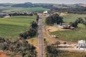 A logística do Sudoeste do Paraná vai ganhar um salto em qualidade nos próximos anos. O governador Carlos Massa Ratinho Junior iniciou nesta sexta-feira (13), por Pato Branco, uma extensa agenda voltada à melhoria da infraestrutura da região. Na cidade, ele assinou a ordem de serviço para dar início às obras de revitalização da PRC-280, agora na ligação até Clevelândia, e também lançou o edital para dar continuidade à construção do Contorno Noroeste de Pato Branco.   ”Estamos falando de investimentos que pa