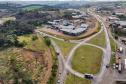 A logística do Sudoeste do Paraná vai ganhar um salto em qualidade nos próximos anos. O governador Carlos Massa Ratinho Junior iniciou nesta sexta-feira (13), por Pato Branco, uma extensa agenda voltada à melhoria da infraestrutura da região. Na cidade, ele assinou a ordem de serviço para dar início às obras de revitalização da PRC-280, agora na ligação até Clevelândia, e também lançou o edital para dar continuidade à construção do Contorno Noroeste de Pato Branco.   ”Estamos falando de investimentos que pa