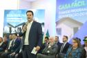 OUTRAS MODALIDADES – Além do Casa Fácil Rural, o Governo do Paraná lançou as modalidades para atender a população a partir de 60 anos (Casa Fácil Terceira Idade), as famílias residentes em favelas e assentamentos em extrema vulnerabilidade ou com risco ao meio ambiente (Casa Fácil Vida Nova), a modalidade Banheiro em Casa, que ofertará 3.419 módulos sanitários para famílias que não possuem banheiro ou dispõe de banheiros em situação improvisada; e a modalidade Paraná Regularizado que visa titular até 50 mil
