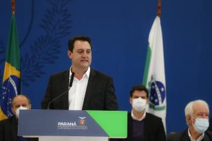 Trinta mil famílias serão beneficiadas com a nova modalidade do programa habitacional Casa Fácil Paraná, que viabilizará R$ 450 milhões para facilitar a aquisição da casa própria para famílias de até três salários mínimos. Essa quantidade de novas moradias representa cerca de 10% do déficit habitacional no Estado. Esse é o público que o Governo passa a investir com mais cuidado a partir desse lançamento.  “Hoje é um dia de muita alegria para o Paraná porque estamos lançando o maior programa habitacional do 