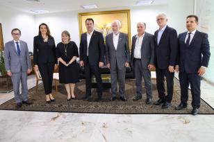 Governador entrega 128 ônibus para transporte de alunos das redes estadual e municipais