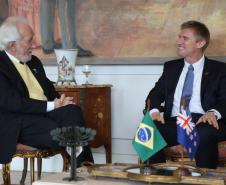 O vice-governador Darci Piana recebe o embaixador da Nova Zelândia, Chris Langley