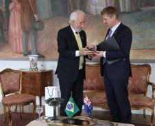 O vice-governador Darci Piana recebe o embaixador da Nova Zelândia, Chris Langley