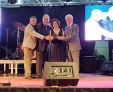 Piana cumpre agenda em Goioerê e recebe comenda da Associação Comercial do município
