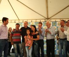 Famílias de Rio Azul recebem as chaves da casa própria