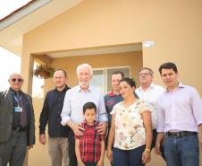 Famílias de Rio Azul recebem as chaves da casa própria