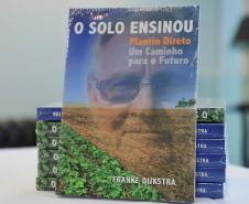 Estado recebe doação de 500 livros sobre plantio direto para os cursos de Agronomia
