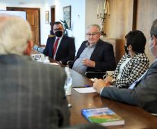 Estado recebe doação de 500 livros sobre plantio direto para os cursos de Agronomia