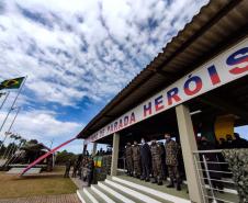 O governador Carlos Massa Ratinho Junior participou nesta quarta-feira (28), no Forte do Pinheirinho, em Curitiba, da cerimônia de troca de comando da 5ª Divisão do Exército (5ª DE). Depois de dois anos à frente da Divisão, que atende os estados do Paraná e de Santa Catarina, o general Carlos José Russo Assumpção Penteado passou o comando ao general Fábio Benvenutti Castro, que até então ocupava o posto de chefe do gabinete do comandante do Exército Brasileiro, em Brasília.  Na cerimônia, Ratinho Junior des