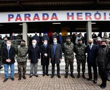 O governador Carlos Massa Ratinho Junior participou nesta quarta-feira (28), no Forte do Pinheirinho, em Curitiba, da cerimônia de troca de comando da 5ª Divisão do Exército (5ª DE). Depois de dois anos à frente da Divisão, que atende os estados do Paraná e de Santa Catarina, o general Carlos José Russo Assumpção Penteado passou o comando ao general Fábio Benvenutti Castro, que até então ocupava o posto de chefe do gabinete do comandante do Exército Brasileiro, em Brasília.  Na cerimônia, Ratinho Junior des