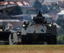 O governador Carlos Massa Ratinho Junior participou nesta quarta-feira (28), no Forte do Pinheirinho, em Curitiba, da cerimônia de troca de comando da 5ª Divisão do Exército (5ª DE). Depois de dois anos à frente da Divisão, que atende os estados do Paraná e de Santa Catarina, o general Carlos José Russo Assumpção Penteado passou o comando ao general Fábio Benvenutti Castro, que até então ocupava o posto de chefe do gabinete do comandante do Exército Brasileiro, em Brasília.  Na cerimônia, Ratinho Junior des