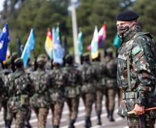 O governador Carlos Massa Ratinho Junior participou nesta quarta-feira (28), no Forte do Pinheirinho, em Curitiba, da cerimônia de troca de comando da 5ª Divisão do Exército (5ª DE). Depois de dois anos à frente da Divisão, que atende os estados do Paraná e de Santa Catarina, o general Carlos José Russo Assumpção Penteado passou o comando ao general Fábio Benvenutti Castro, que até então ocupava o posto de chefe do gabinete do comandante do Exército Brasileiro, em Brasília.  Na cerimônia, Ratinho Junior des