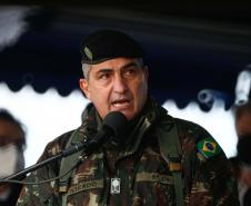 O governador Carlos Massa Ratinho Junior participou nesta quarta-feira (28), no Forte do Pinheirinho, em Curitiba, da cerimônia de troca de comando da 5ª Divisão do Exército (5ª DE). Depois de dois anos à frente da Divisão, que atende os estados do Paraná e de Santa Catarina, o general Carlos José Russo Assumpção Penteado passou o comando ao general Fábio Benvenutti Castro, que até então ocupava o posto de chefe do gabinete do comandante do Exército Brasileiro, em Brasília.  Na cerimônia, Ratinho Junior des