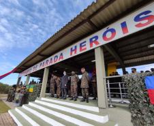 O governador Carlos Massa Ratinho Junior participou nesta quarta-feira (28), no Forte do Pinheirinho, em Curitiba, da cerimônia de troca de comando da 5ª Divisão do Exército (5ª DE). Depois de dois anos à frente da Divisão, que atende os estados do Paraná e de Santa Catarina, o general Carlos José Russo Assumpção Penteado passou o comando ao general Fábio Benvenutti Castro, que até então ocupava o posto de chefe do gabinete do comandante do Exército Brasileiro, em Brasília.  Na cerimônia, Ratinho Junior des