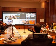 Alunos em intercâmbio no Canadá fazem videoconferência com diplomatas no Brasil