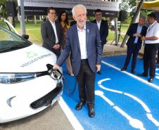 Palácio Iguaçu recebe posto para abastecer com energia solar os veículos elétricos da frota do Estado