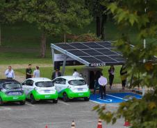 Palácio Iguaçu recebe posto para abastecer com energia solar os veículos elétricos da frota do Estado