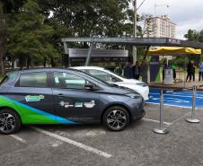 Palácio Iguaçu recebe posto para abastecer com energia solar os veículos elétricos da frota do Estado