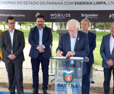 Palácio Iguaçu recebe posto para abastecer com energia solar os veículos elétricos da frota do Estado