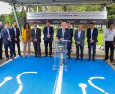 Palácio Iguaçu recebe posto para abastecer com energia solar os veículos elétricos da frota do Estado