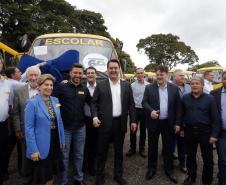 Governador entrega 144 ônibus escolares a 121 municípios paranaenses