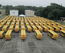 Governador entrega 144 ônibus escolares a 121 municípios paranaenses