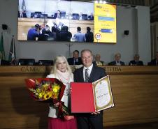 Piana acompanha homenagem ao empresário Carlos Beal, presidente da Apras