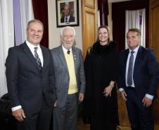 Piana acompanha homenagem ao empresário Carlos Beal, presidente da Apras