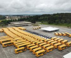 Governador entrega 128 ônibus escolares e 45 novas viaturas para as forças de segurança pública