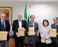 Vice-governador recebe livro que narra 50 anos da relação de irmandade entre Paraná e Hyogo