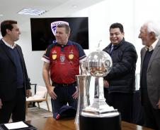 Governador parabeniza atletas e dirigente do Cascavel Futsal, bicampeão da Libertadores