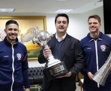 Governador parabeniza atletas e dirigente do Cascavel Futsal, bicampeão da Libertadores