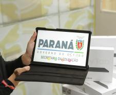 Governo do Paraná começa a entregar 50 mil tablets para uso de alunos da rede estadual