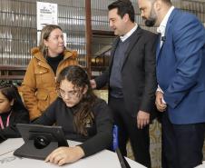 Governo do Paraná começa a entregar 50 mil tablets para uso de alunos da rede estadual