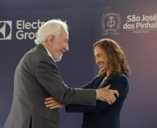 Estado anuncia pavimentação de R$ 45 milhões no lançamento da fábrica da Electrolux na RMC