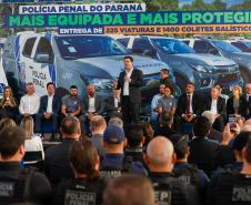 Governador entrega 225 novas viaturas e 1,4 mil coletes balísticos à Polícia Penal