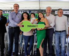 Com apoio do Estado, 200 moradores de Maringá ganham as chaves da casa própria