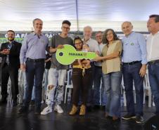 Com apoio do Estado, 200 moradores de Maringá ganham as chaves da casa própria