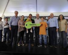 Com apoio do Estado, 200 moradores de Maringá ganham as chaves da casa própria