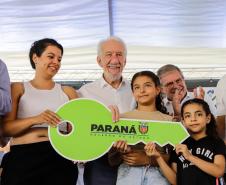 Com apoio do Estado, 200 moradores de Maringá ganham as chaves da casa própria
