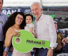 Com apoio do Estado, 200 moradores de Maringá ganham as chaves da casa própria