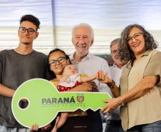 Com apoio do Estado, 200 moradores de Maringá ganham as chaves da casa própria