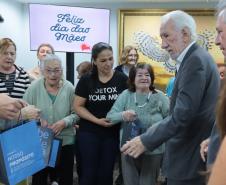 Moradoras de asilo comemoram Dia das Mães com café da tarde no Palácio Iguaçu