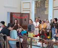 Moradoras de asilo comemoram Dia das Mães com café da tarde no Palácio Iguaçu