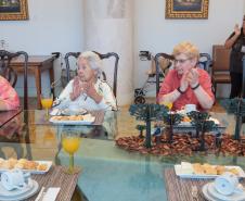 Moradoras de asilo comemoram Dia das Mães com café da tarde no Palácio Iguaçu