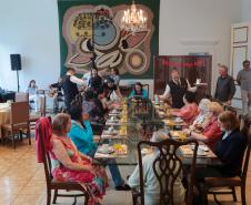 Moradoras de asilo comemoram Dia das Mães com café da tarde no Palácio Iguaçu