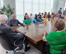 Moradoras de asilo comemoram Dia das Mães com café da tarde no Palácio Iguaçu