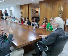 Moradoras de asilo comemoram Dia das Mães com café da tarde no Palácio Iguaçu