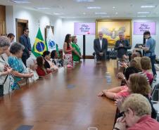 Moradoras de asilo comemoram Dia das Mães com café da tarde no Palácio Iguaçu